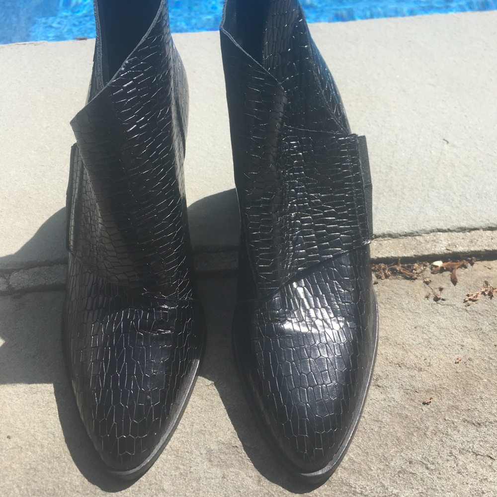 Sapena embossed blank leather boot. Worn once